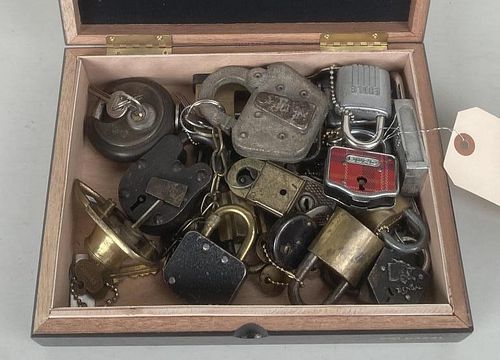 ESTATE GROUP ANTIQUE/VINTAGE LOCKS/KEYSgroup