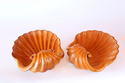 PAIR OF CARVED WOOD SCALLOP SHELL