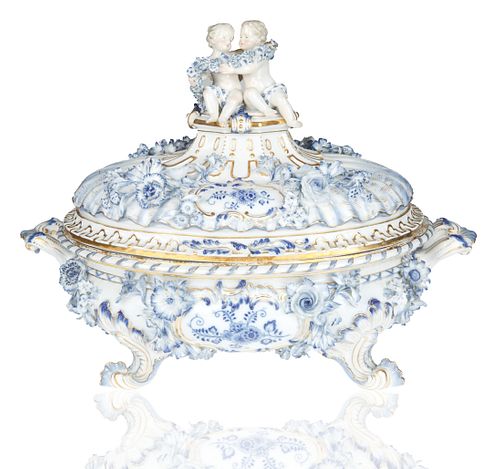 MEISSEN PORCELAIN COVERED DISHoval 380382