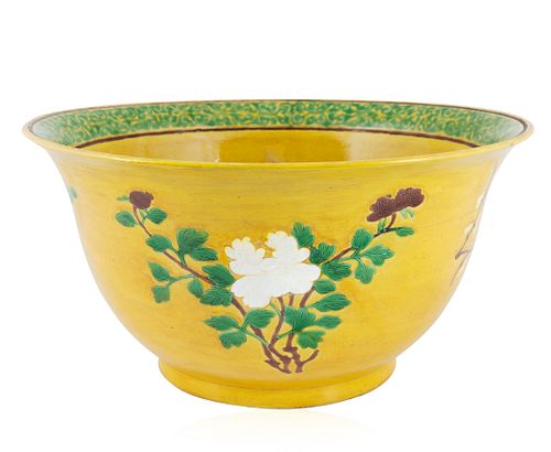 A LARGE CHINESE PORCELAIN BOWL,