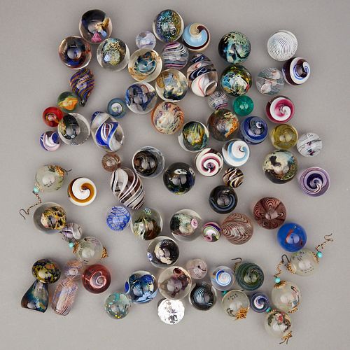 LARGE GROUP OF STUDIO GLASS MARBLESLarge 380a7a