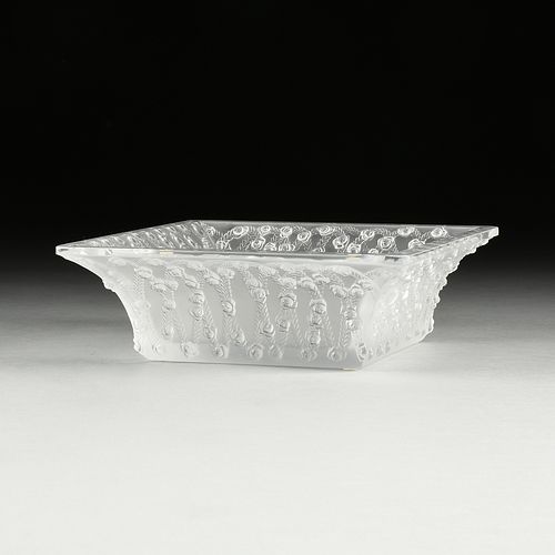 A LALIQUE FROSTED CRYSTAL ROSES  380b10