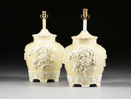 A PAIR OF CHINOISERIE STYLE PALE 380c71