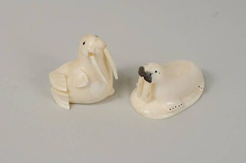 TWO INUIT WALRUS IVORY CARVINGSTwo 383cb5