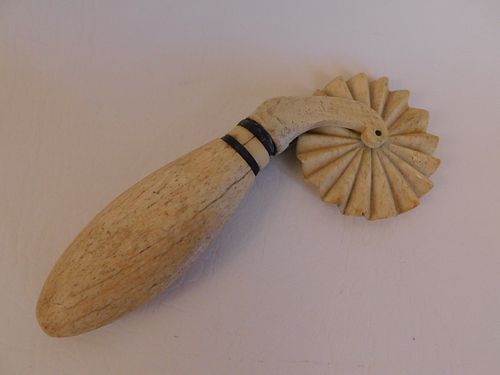 WHALE BONE CRIMPER19th century