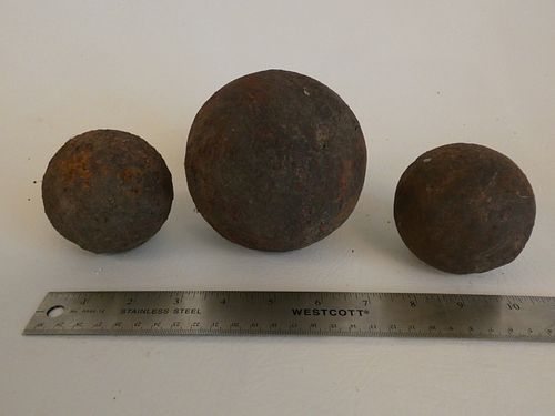 3 ANTIQUE CANNON BALLSLot 3 antique