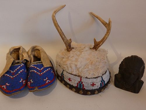 NATIVE AMERICAN MOCCASINS & HATLot consisting