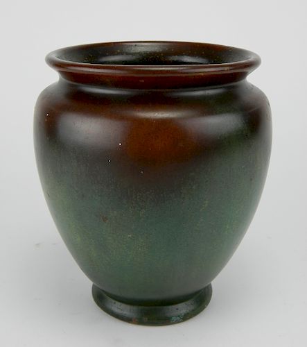 CLEWELL ART POTTERY VASEClewell 384320