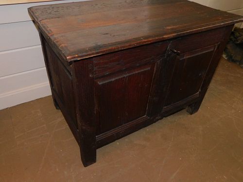 17TH C. LIFT TOP OAK TRUNKEarly