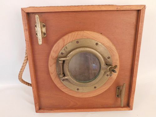 BRASS PORTHOLE WALL PLAQUEOld brass