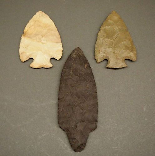 3 FLINT SPEAR ARROWHEADSThree 384a63