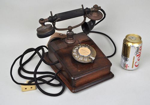 COLLECTIBLE EARLY VINTAGE TELEPHONEwith 382925