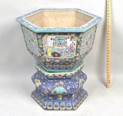CHINESE PORCELAIN JARDINIERE ON