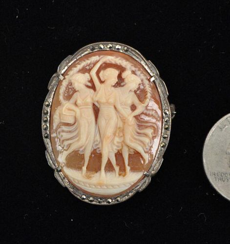 OVAL CAMEO PENDANTdepicting three 382c0b