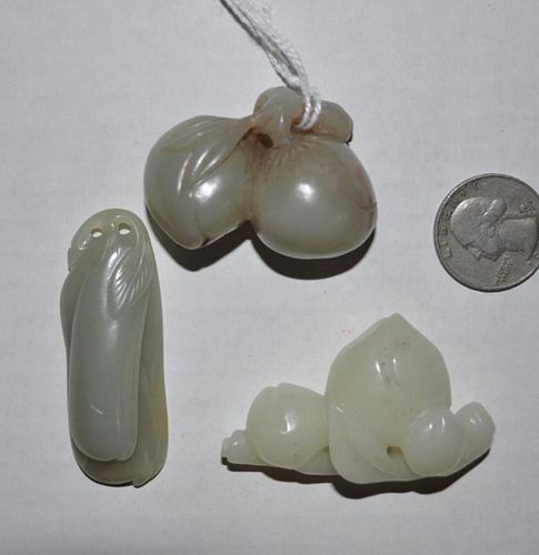 THREE CHINESE JADE HARDSTONE CARVINGSdepicting 382c5d