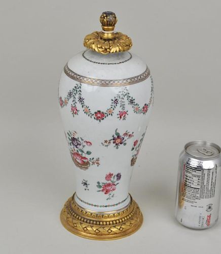 CHINESE EXPORT PORCELAIN VASE  382fba