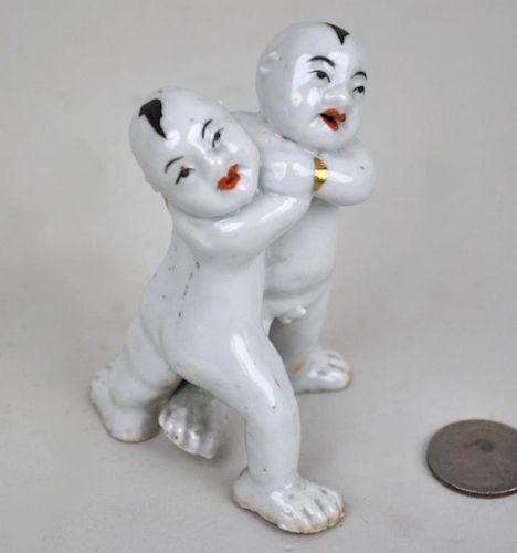 CHINESE PORCELAIN GROUP WRESTLING 382fe2