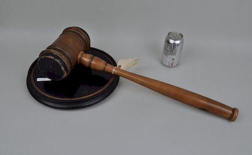 FOLK ART CARVED GAVEL PLATFORM26  383152