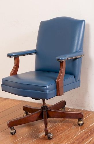 EXECUTIVE OFFICE CHAIR ON CASTORSRolling