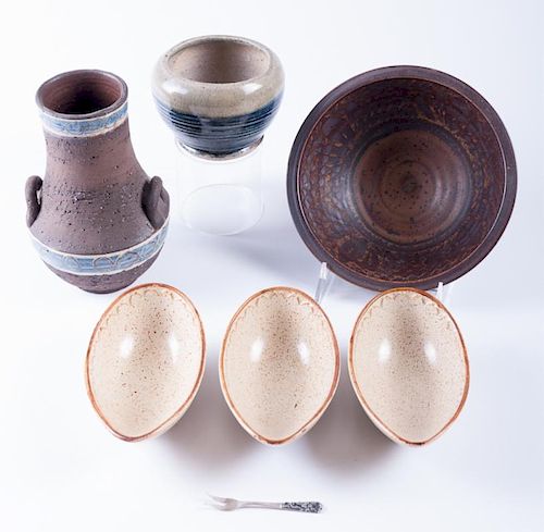 ART POTTERY GROUPCollection of 385ec7