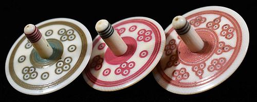 SET OF THREE DELICATE IVORY SPINNERS Set 386082