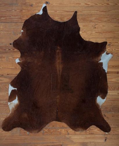 COWHIDE 6'9" X 7'10" RUGNaturally