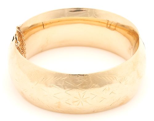 LADIES ENGRAVED 14K GOLD BANGLE 38742a