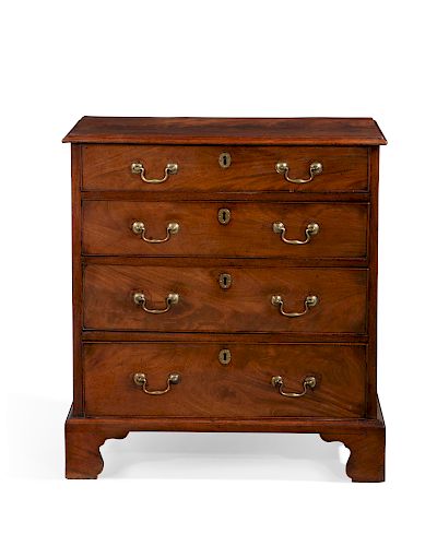 A GEORGE II MAHOGANY CHEST OF DRAWERS  38527e