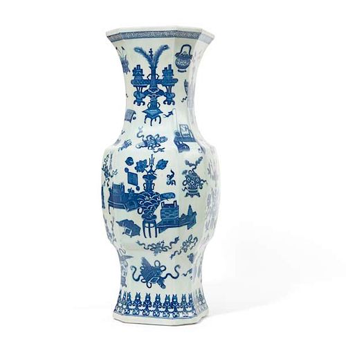 A CHINESE BLUE AND WHITE HUNDRED ANTIQUES