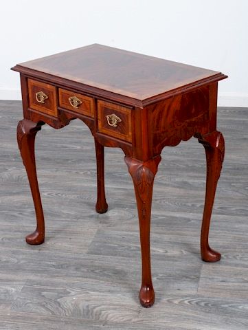 GEORGIAN STYLE DRESSING TABLEMahogany