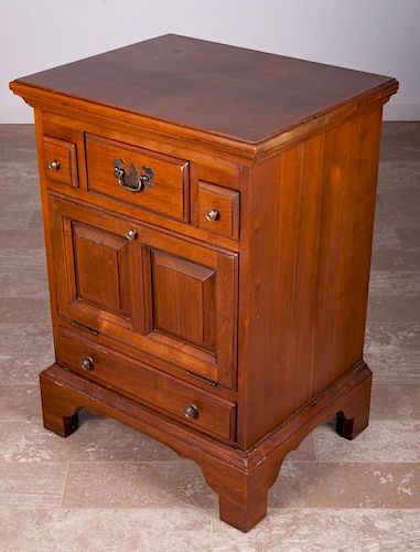 DAVIS CABINET COMPANY NIGHT TABLEDavis 385a70