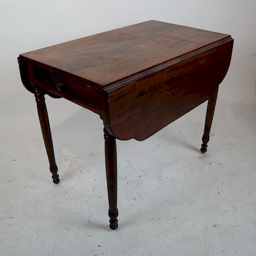 19TH C. AMERICAN PEMBROKE TABLEAntique