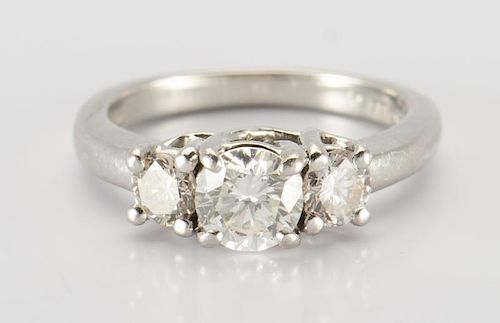 PLATINUM 3 STONE DIAMOND RINGPlatinum 3887c7