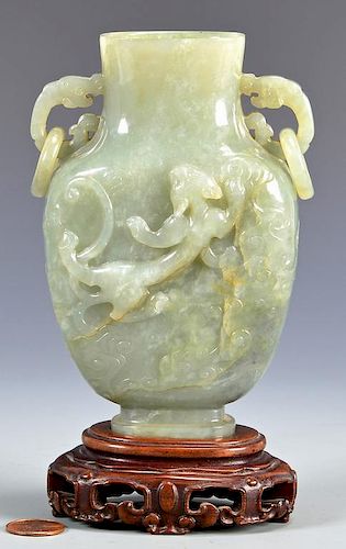 JADE VASE WITH CHIH LUNG DRAGON 389110