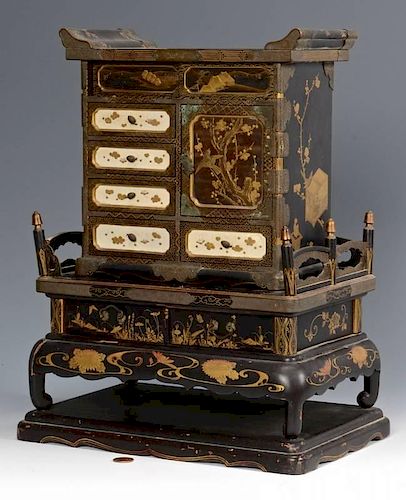 JAPANESE TAKAMAKI E MINIATURE CABINETJapanese 389a94