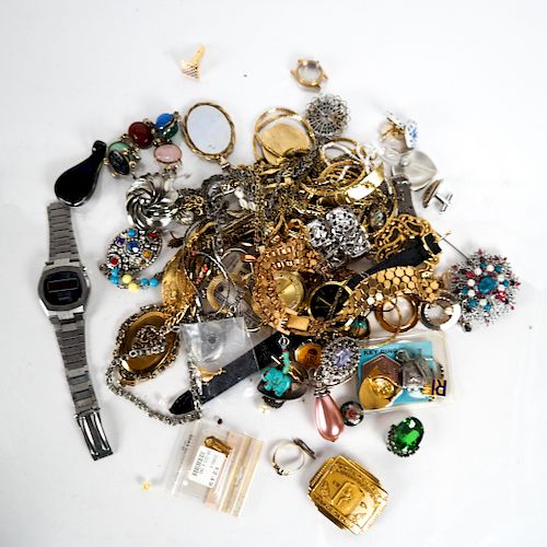 BAG OF COSTUME JEWELRY WATCHES  38828e