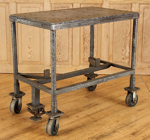 HEAVY STEEL INDUSTRIAL TABLE ON 38ae79