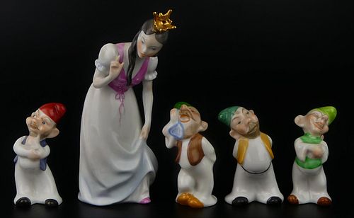 RARE HEREND SNOW WHITE WITH (4)