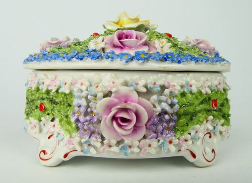 HUNGARIAN PORCELAIN COVERED BOX 38b651