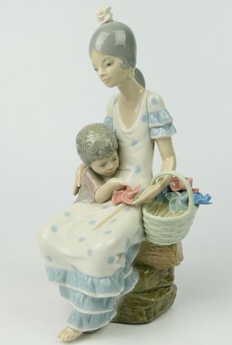 LLADRO MOTHER WITH TODDLER 9 1/4"