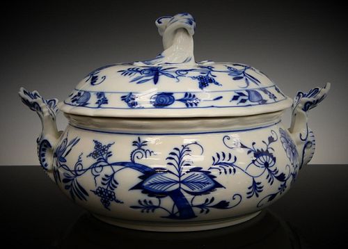 BLUE ONION ROUND COVERED TUREEN 38b704