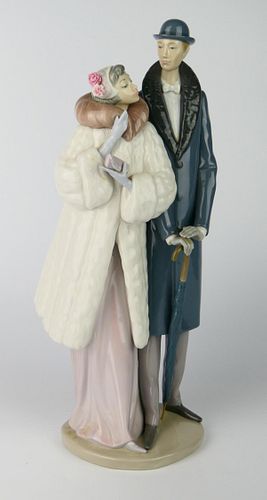 LLADRO "ON THE TOWN" 14 3/4" PORCELAIN