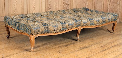 LOUIS XV STYLE PETITE DAY BED SHAPED 38b9d6