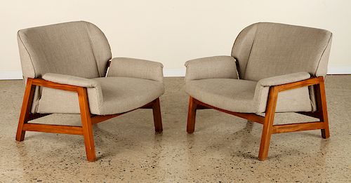 PAIR OF UPHOLSTERED CLUB CHAIRS 38c070