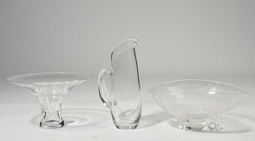 THREE STEUBEN GLASS PIECESThree 389dfd