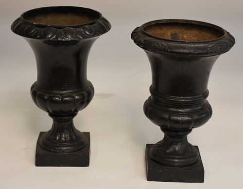 2 SMALL BLACK PAINTED ANTIQUE CAST 389e52