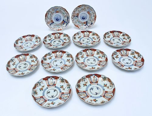 TWELVE JAPANESE IMARI SCALLOPED