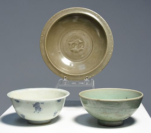 THREE CELADON BOWLSThree celadon bowls.