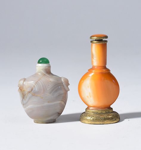 TWO SNUFF BOTTLESTwo snuff bottles: