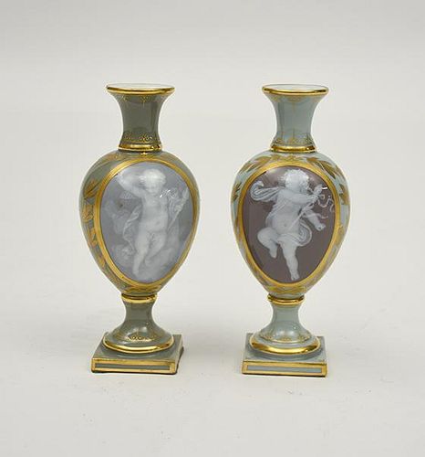 PAIR OF MEISSEN VASESPair of Meissen 38a359